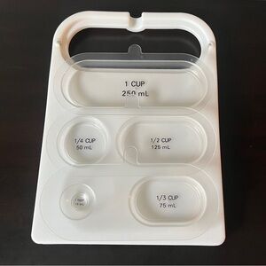 The Pampered Chef Cut & Measure White Cutting Board Snap In Clear Measuring Cups